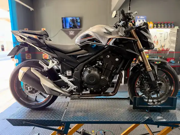 Honda CB500F prata no elevador