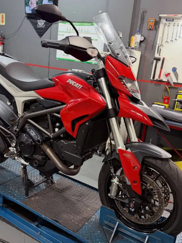 Ducati vermelha na oficina
