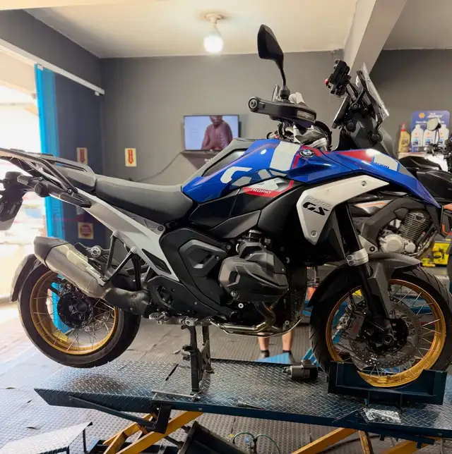BMW GS 1300 Trophy azul e branca no elevador