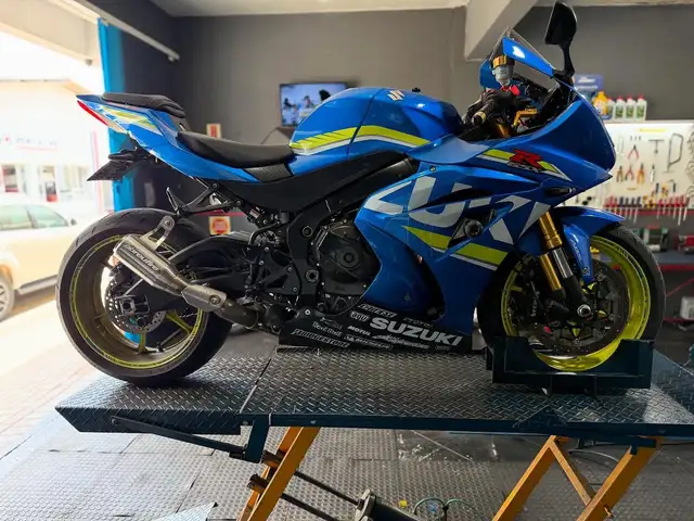 Suzuki GSX-R1000 azul no elevador