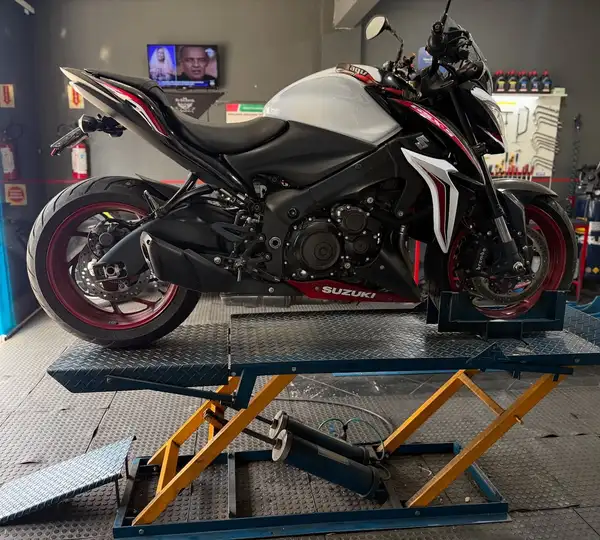 Suzuki GSX-S 1000 preta e vermelha no elevador