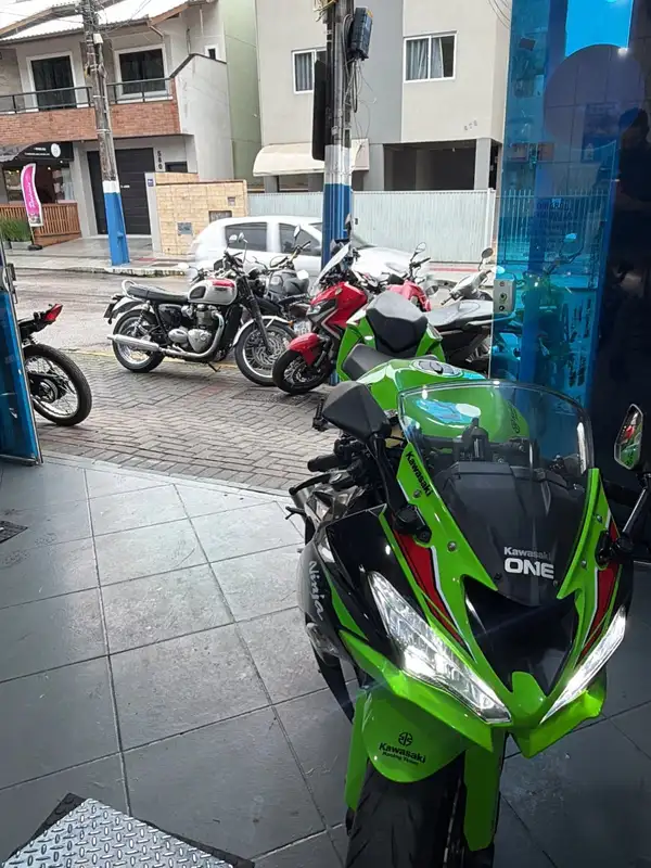 Kawasaki verde na porta da oficina