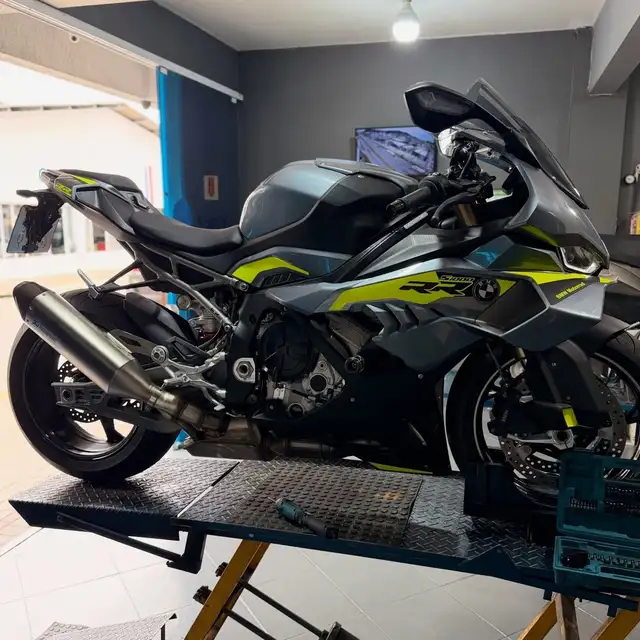 BMW S1000RR preta e verde no elevador