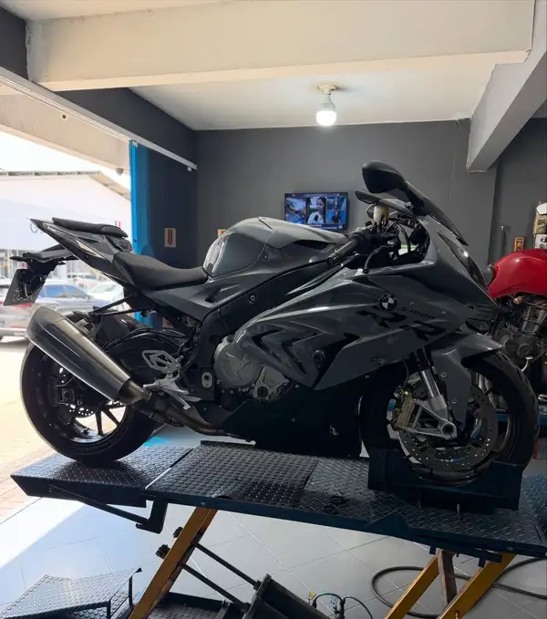 BMW S1000RR preta finalizada no elevador