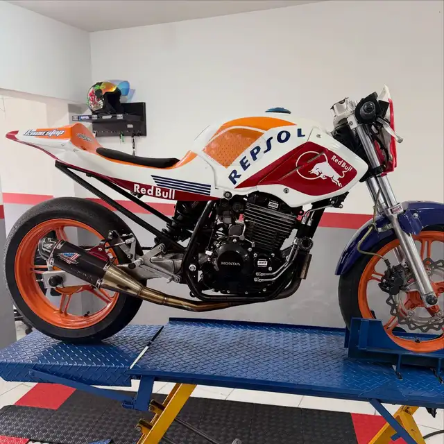 Twister de pista com pintura Repsol no elevador azul da oficina