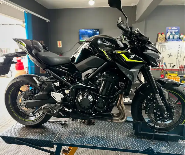 Kawasaki Z900 preta e verde no elevador