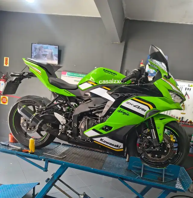 Kawasaki ZX-4RR verde no elevador para revisão